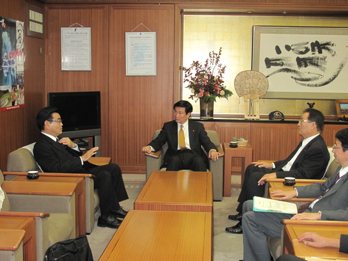 千葉県知事に野田市長が要望内容を説明しています。