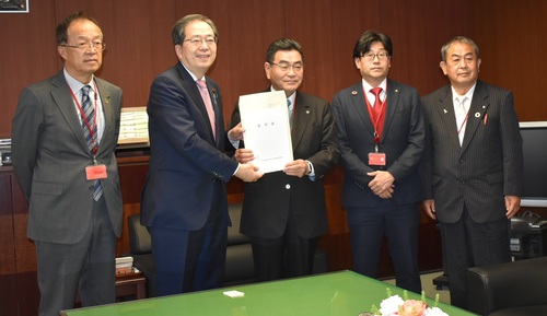 斉藤鉄夫・国土交通大臣（左から2人目）に要望書を提出する