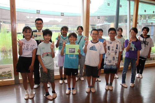 福田第二小学校の児童たちと記念写真をとる市長