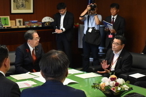 斉藤国土交通大臣と意見を交わす市長