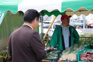 野田産の野菜を見る市長