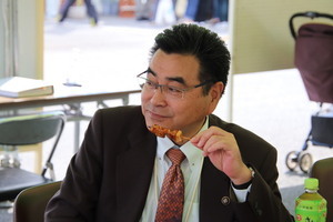 野田のおいしい食べ物に舌鼓をうつ市長