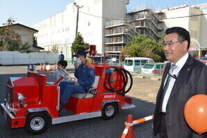 ミニチュア消防車を見送る市長