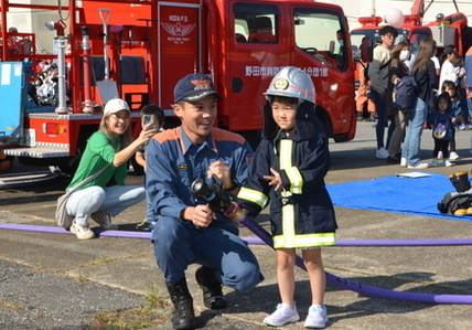 消防服を着ての子どもたちの放水体験