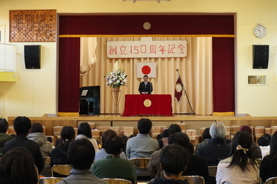 福田第二小学校で挨拶をする市長