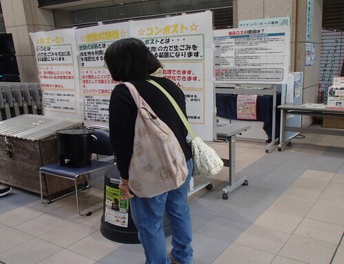 生ごみ堆肥化装置の実物とパネルの展示