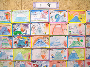 みずき小学校で平成23年1月17日～24日に開催された「富士山546人展」の写真