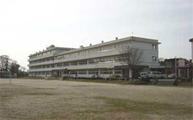 岩名中学校の外観写真