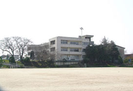関宿中学校の外観写真