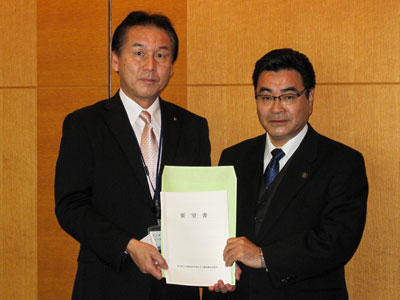 遠山 誠一千葉県総合企画部長に要望書を提出する同盟会副会長の鈴木有・野田市長