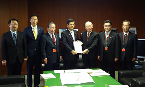 石井啓一国土交通大臣(左から4人目)に要望書を提出する同盟会副会長の 鈴木有野田市長(右から2人目)、中村利久野田市議会議長(1番右)