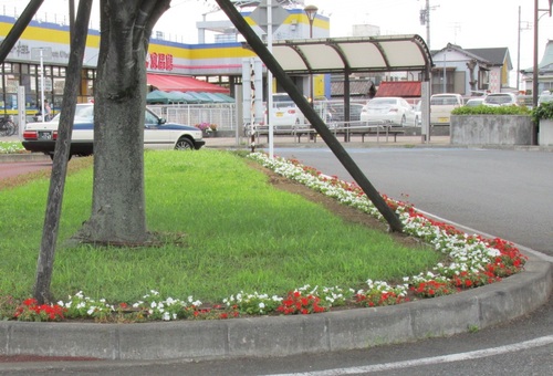 梅郷駅西口ロータリーの写真