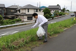 ゴミを拾う市長