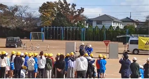 見通しの悪い交差点における自転車同士の衝突画像