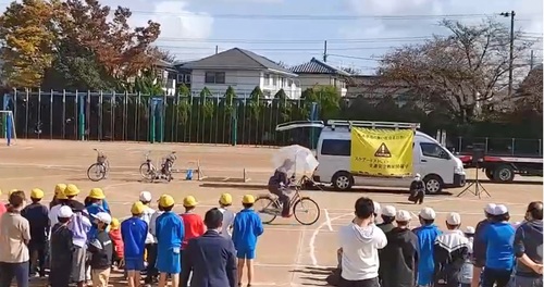 自転車違反探し（傘差し運転）画像