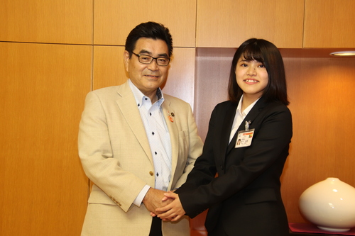 市長と握手する田中さん