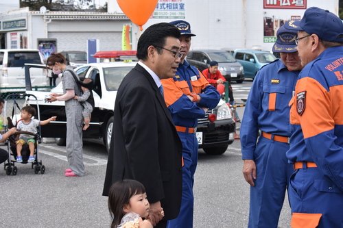 消防救急フェアを見学する市長