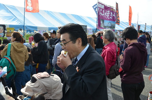 食事する鈴木市長