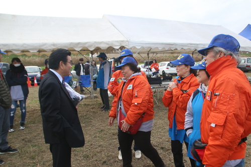 野田スカイスポーツ振興会のスタッフと市長