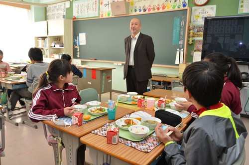 小堀シェフからお話を聞く子ども達