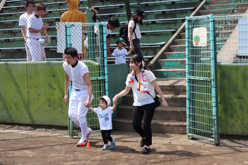 おかあさんと手をつないで入場する子どもの写真