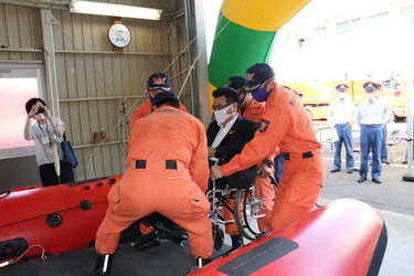 鈴木市長、高機能救命ボート乗船体験の写真