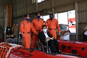 高機能救命ボートに乗船した鈴木市長と水難救助隊員の写真