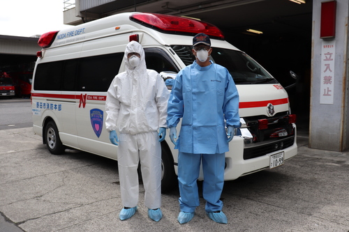 感染防止の装備をしている救急隊の写真
