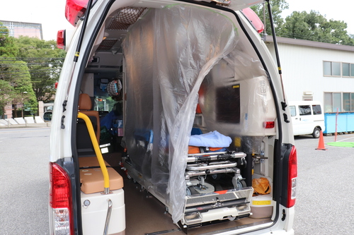救急車内のビニール製のカーテンの写真