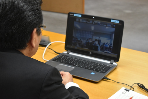 Zoomを使って川間小学校との意見交換会の様子