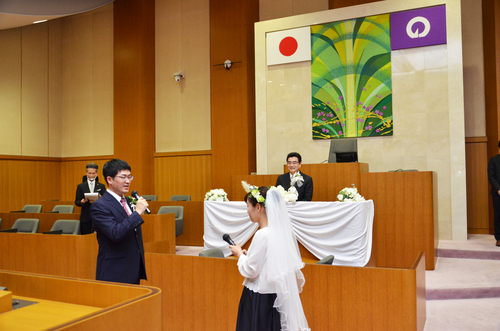 市長の前で誓いの言葉を述べる新郎新婦