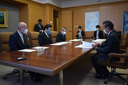 要望趣旨説明を行う同盟会会長の鈴木市長