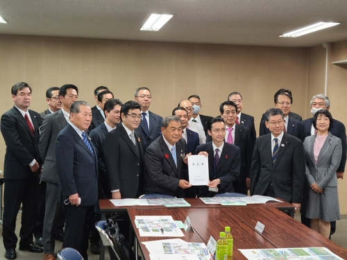 千葉県県土整備部河南正幸部長に要望書を提出