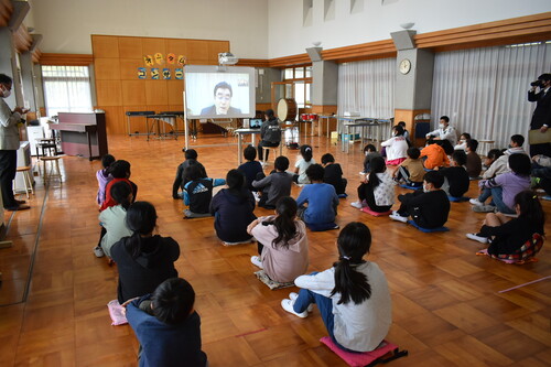 Zoomを使って福田第二小学校との意見交換会の様子