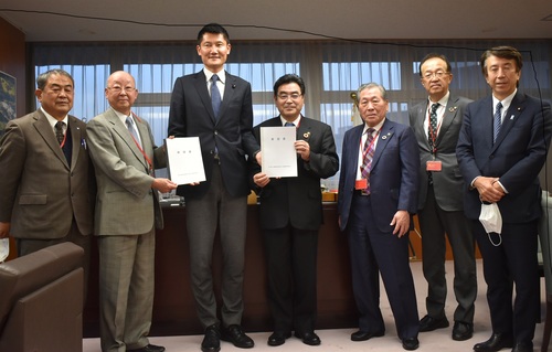 参加者全員より、朝日健太郎・国土交通大臣政務官（左から3人目）に要望書を提出する