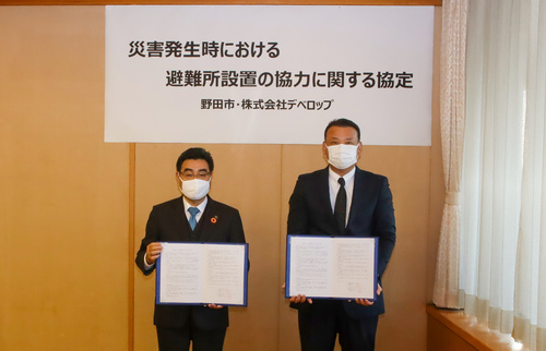 左から、野田市長 鈴木 有、株式会社デベロップ 代表取締役 岡村 健史氏