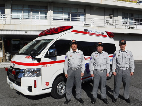 日勤救急隊の救急車と隊員の写真