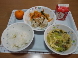 野田産ほうれん草入り手作りシューマイ、大根のキムチ和え、たまごの中華スープ等給食写真