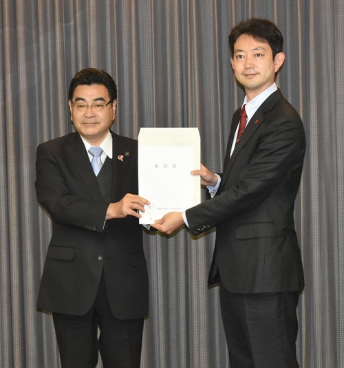 熊谷俊人・千葉県知事(右)に要望書を提出