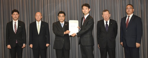 熊谷俊人・千葉県知事（右から3人目）に要望書を提出
