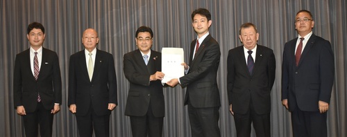 熊谷俊人・千葉県知事(右から3人目)に要望書を提出