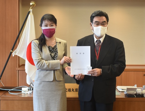 加藤鮎子・国土交通大臣政務官（左）に要望書を提出する