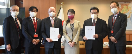 参加者全員より、加藤鮎子・国土交通大臣政務官（右から3人目）に要望書を提出する