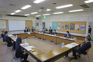 会議室で知事と懇談する鈴木市長
