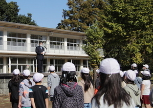 あいさつする鈴木市長