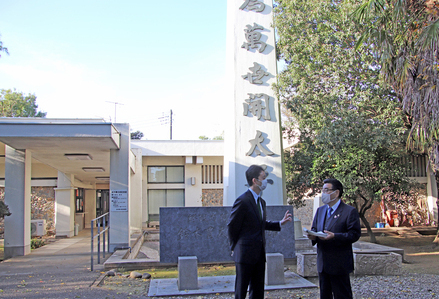 鈴木貫太郎記念館にて知事へ説明する鈴木市長
