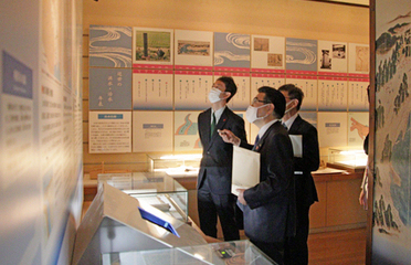 県立関宿城博物館の展示を見ている知事と鈴木市長