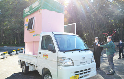 移動トイレカーの説明を受ける鈴木市長