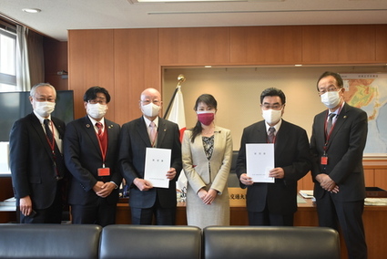 7日、同盟会より国土交通省の加藤鮎子政務官（右から3人目）に要望書を提出した様子
