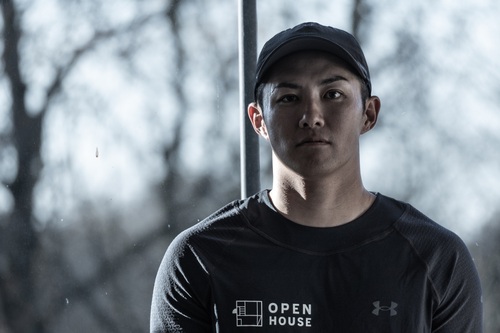 小須田選手バストアップ写真